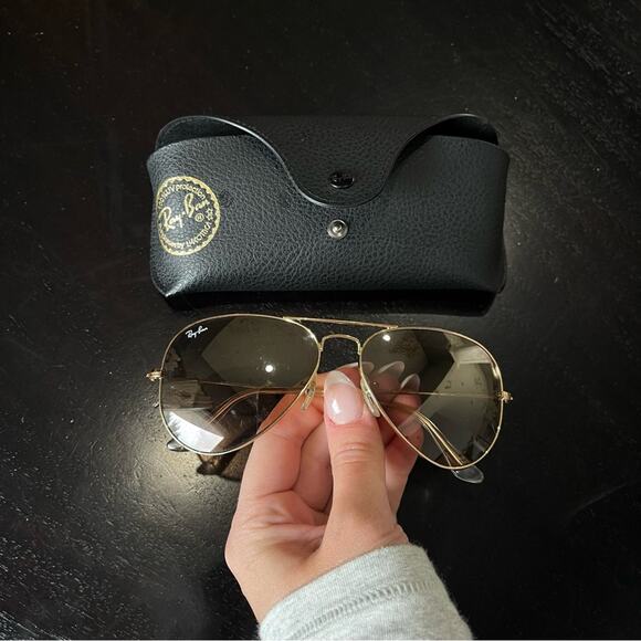 worn less than 5 times ray ban aviator sunglasses
originally $188 - Picture 3 of 9